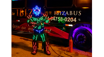 Robô de Led com luzes de led coloridas